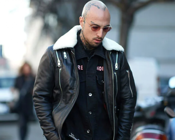 Jaket kulit dengan detail tali yang mencolok